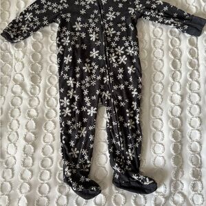 Old Navy Black and White Snowflake Kids Footie